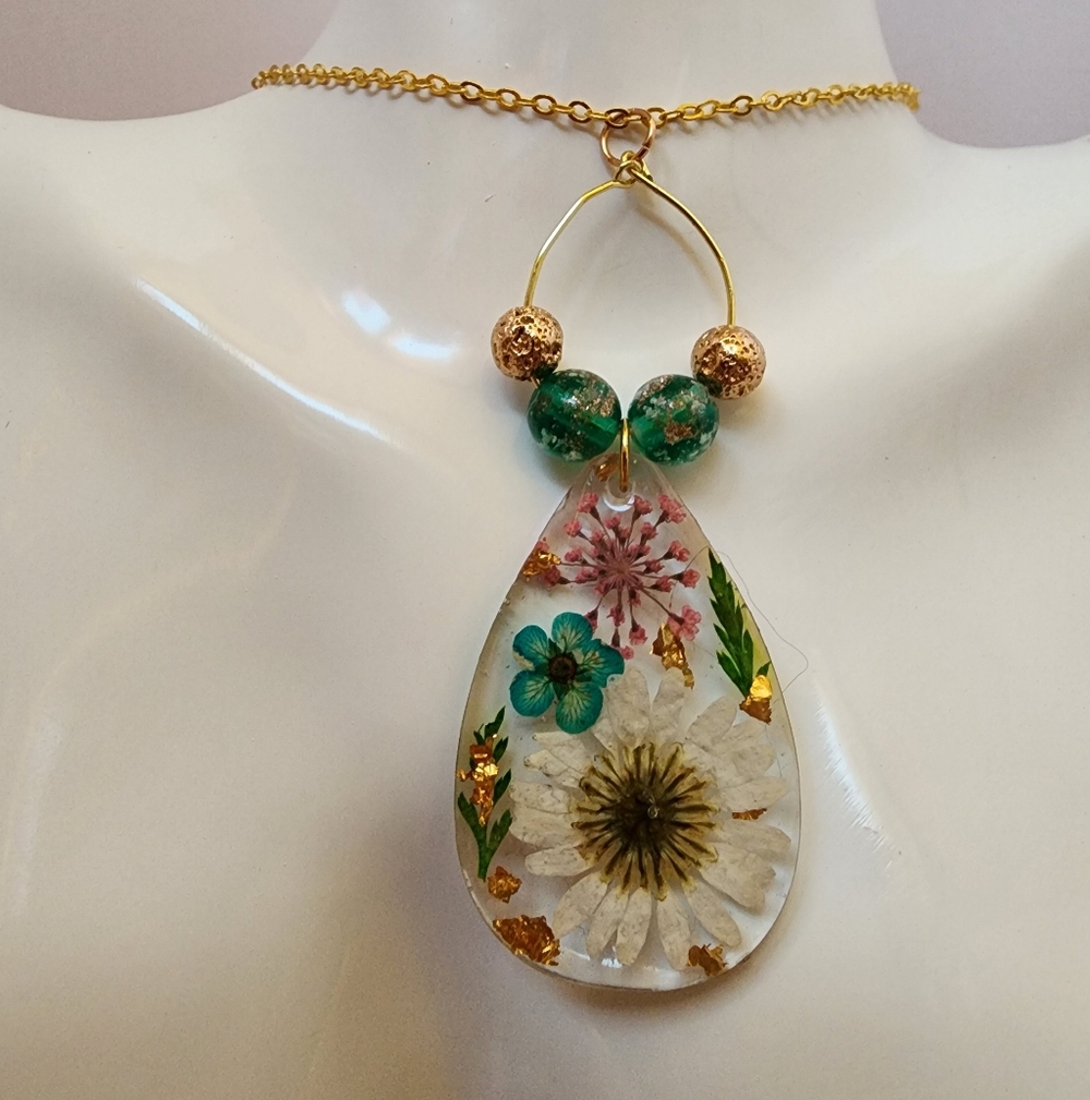 BrazenSoul Romantic Botanical Pressed Flower Resin Pendant Necklace